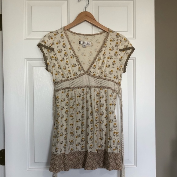 ⭕️DONATED 1/14/20 Floral v-neck top - Picture 7 of 8